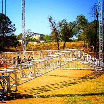 Montagem de Treliça Q50 Em Alumínio na Ponte Rasa